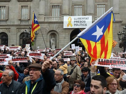 Concentraci&oacute;n ante el Ayuntamiento de Barcelona, en cuya fachada se puede ver la pancarta que la Junta Electoral ha ordenado cerrar.