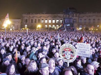 Manifestación del movimiento islamófobo "Pegida" frente a la ópera Semper de Dresde.
