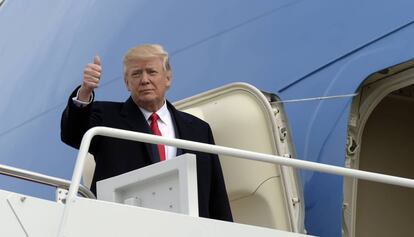 El presidente de EE UU, Donald Trump, saluda desde la puerta del 'Air Force One'.