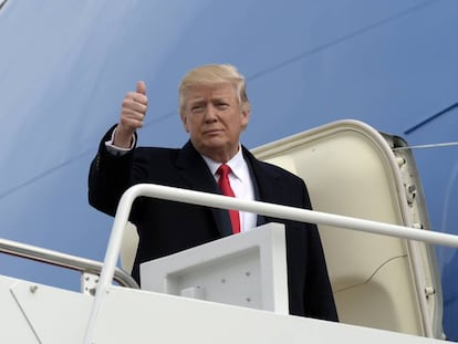 El presidente de EE UU, Donald Trump, saluda desde la puerta del 'Air Force One'.