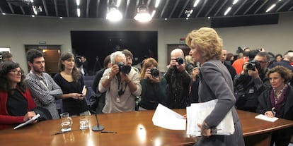 Salgado, en el centro, atiende a los periodistas tras la rueda de prensa posterior al Consejo de Ministros, ayer en La Moncloa.