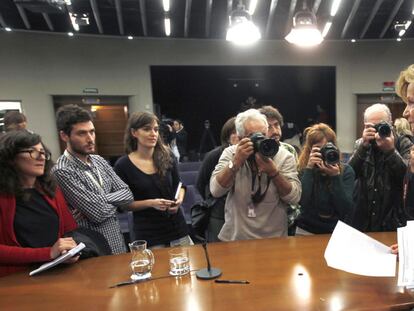 Salgado, en el centro, atiende a los periodistas tras la rueda de prensa posterior al Consejo de Ministros, ayer en La Moncloa.