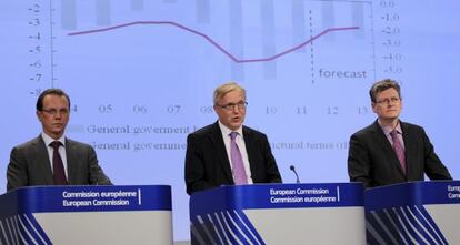 El comisario de Asuntos Económicos y Monetarios, Olli Rehn (centro), junto a Algirdas Semeta (izquierda), comisario europeo de Fiscalidad y Unión Aduanera, y el comisario europeo de Empleo y Asuntos Sociales, Laszlo Andor (derecha).