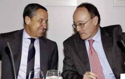 El gobernador del Banco de España, Luis María Linde (d), y el que fuera ministro de Trabajo y Asuntos Sociales entre 2002 y 2004, Eduardo Zaplana,  conversan al inicio de un almuerzo-coloquio organizado hoy por el Club Siglo XXI, en Madrid.