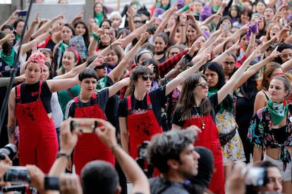 El colectivo Lastesis interpreta 'Un violador en tu camino', en pasado 19 de diciembre en Santiago de Chile.