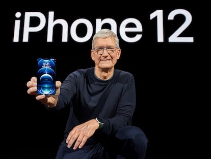 El CEO de Apple, Tim Cook, sostiene el iPhone 12, este martes, en California, durante la presentación del nuevo teléfono.