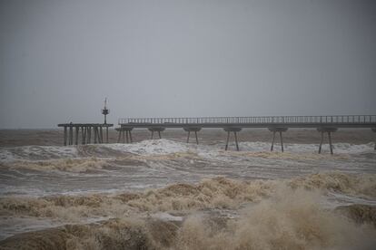 El puente del Petroli, en Badalona, este miércoles durante el temporal.
