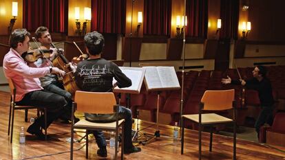 Pierre Colombet (primer violín) escucha a sus compañeros desde el patio de butacas durante un ensayo.