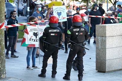 Agentes de la Ertzaintza contienen a los manifestantes que se concentran contra la participación del secretario general y diputado de Vox, Javier Ortega Smith,en Santurtzi.