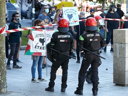 Agentes de la Ertzaintza contienen a los manifestantes que se concentran contra la participación del secretario general y diputado de Vox, Javier Ortega Smith,en Santurtzi.