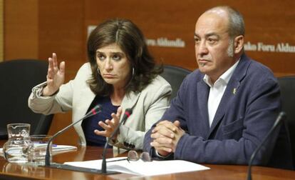 El diputado general de Gipuzkoa, Martin Garitano, y la diputada de Hacienda Helena Franco, durante su comparecencia en la sede foral.