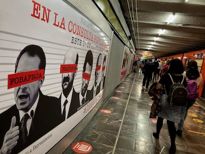 Propaganda para promover la consulta del juicio a expresidentes en el metro de Ciudad de México, en julio de 2021.