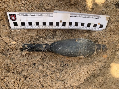 Proyectil neutralizado en la playa de Camposoto en San Fernando (Cádiz).