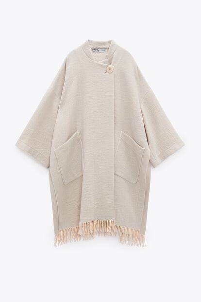 La evolución del poncho es este abrigo capa de Zara con los tradicionales flecos como remate y un botón para ajustarlo. Es de su colección Premium Wool Capsule Collection y tiene un precio de 109 euros.