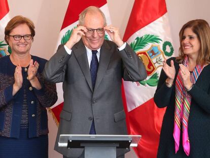 O economista Pedro Pablo Kuczynski é aplaudido após ser informado de sua vitória nas eleições presidenciais.