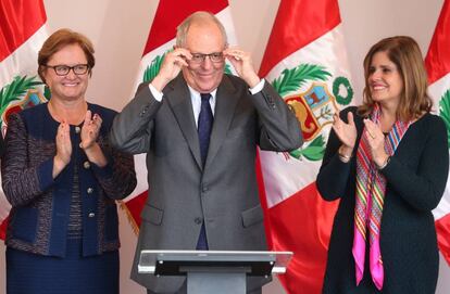 El economista Pedro Pablo Kuczynski es aplaudido despu&eacute;s de conocer su victoria en las elecciones presidenciales.