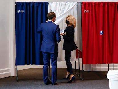 El presidente francés, Emmanuel Macron, y su esposa, Brigitte, se disponen a votar el 20 de junio en Le Touquet (norte de Francia)