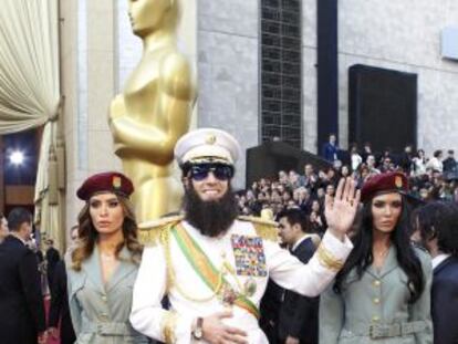 Sacha Baron Cohen en la alfombra roja de los Oscar, el 26 de febrero de 2012.