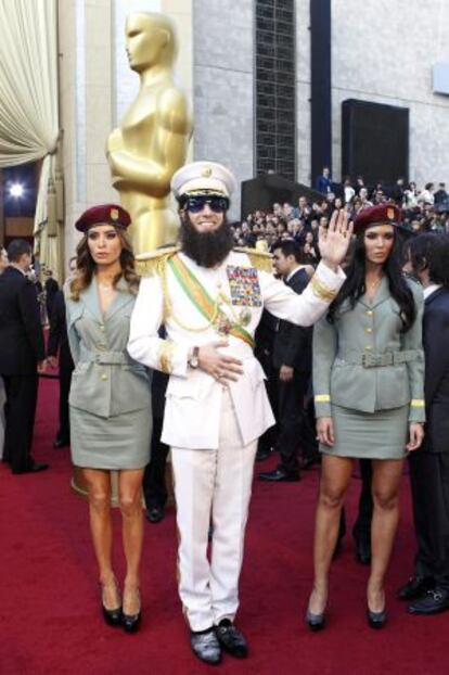 Sacha Baron Cohen en la alfombra roja de los Oscar, el 26 de febrero de 2012.