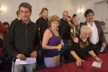 De izquierda a derecha, Oskar Matute (Alternatiba), Idoia Elastui (izquierda <i>abertzale),</i> María Luisa Margade (presentadora del acto, de Eusko Alkartasuna) y Pello Urizar (EA), ayer en San Sebastián.