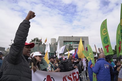 Protesta a las afueras de la Fiscalía, en Bogotá, este jueves.