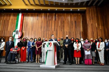 Alejandro Moreno y representantes del PRI durante una conferencia de prensa en la Cámara de Diputados, en septiembre de 2021.