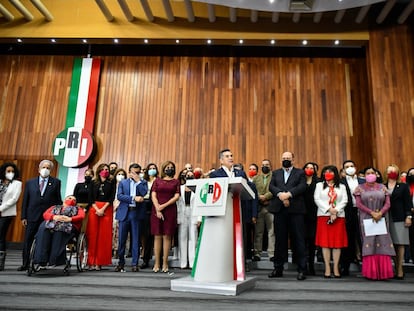 Alejandro Moreno y representantes del PRI durante una conferencia de prensa en la Cámara de Diputados, en septiembre de 2021.