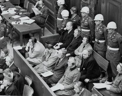 Los acusados en el juicio de los principales criminales de guerra, el 24 de noviembre 1945. De izquierda a derecha, en primera fila: Hermann Goering, Rudolf Hess, Joachim von Ribbentrop, Wilhelm Keitel. Fila de atrás: Karl Doenitz, Erich Raeder, Baldur von Schirach y Fritz Saukel.