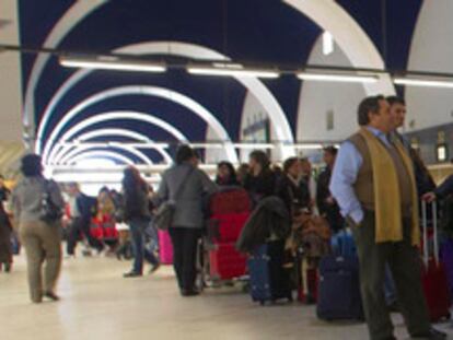Cola de pasajeros en la terminal de salidas del aeropuerto sevillano de San Pablo.