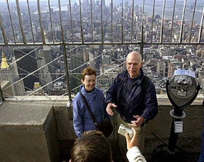 Dos turistas se fotografían, el pasado sábado, en el observatorio del Empire State Building.