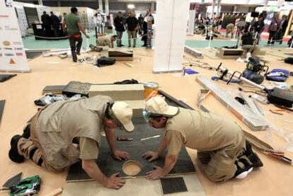 Dos participantes del concurso de colocadores de parquet, en Construmat.