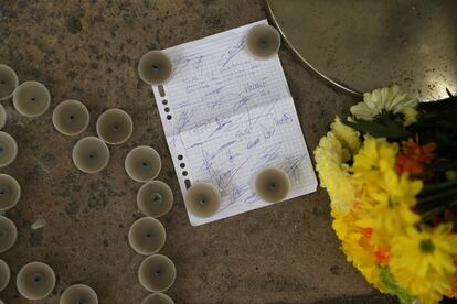 Una nota de condolencia rodeada de velas y flores a las puertas de la Embajada de Francia en Londres. 