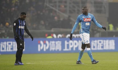 Koulibaly, del Nápoles, abandona el campo delante de Asamoah, del Inter.