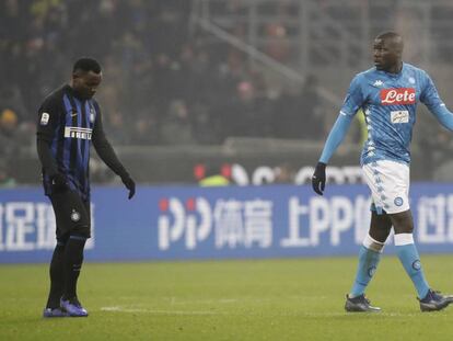 Koulibaly, del Nápoles, abandona el campo delante de Asamoah, del Inter.