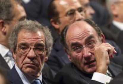 El presidente de Iberdrola, Ignacio Galán (d) y el presidente de Telefónica, Cesar Alierta (i), durante la inauguración de la pasada Cumbre de Jefes de Estado de Gobierno. EFE/archivo