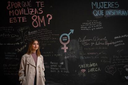 Julieta Martínez. Es una de las líderes de una nueva generación de activistas chilenas de entre 12 y 25 años que ha debutado en la escena pública con banderas no excluyentes como el feminismo y la lucha contra el cambio climático. Tras sufrir acoso escolar, Martínez (19 años) transformó su vivencia en inquietudes y fundó antes de la pandemia la plataforma colaborativa Tremendas. Tiene presencia en 18 países y conecta a unas 3.000 voluntarias en todo el mundo.