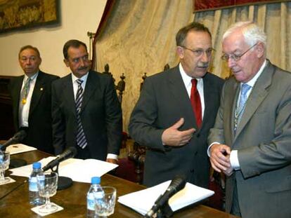 Víctor García de la Concha (a la derecha) conversa con el rector de la Universidad de Salamanca, Enrique Battaner, en presencia del alcalde, Julián Lanzarote (segundo por la izquierda), y de Humberto López.