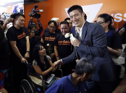 Thanathorn Juangroongruangkit, líder del partido Nuevo Futuro, recibe el apoyo de sus partidarios tras de la decisión del Constitucional, este viernes en Bangkok.