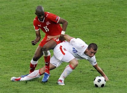 Fernandes Gelson ( i) , de Suiza, disputa el balón a Vaclav Sverkos, durante el partido inaugural de la Eurocopa 2008 de fútbol, Suiza 0- República Checa 1, disputado en el estadio Sy Jakob de Basilea ( Suiza) .