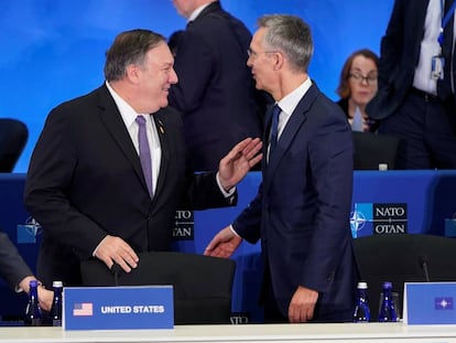 Pompeo (izquierda) junto a Stoltenberg en la reunión de la OTAN.