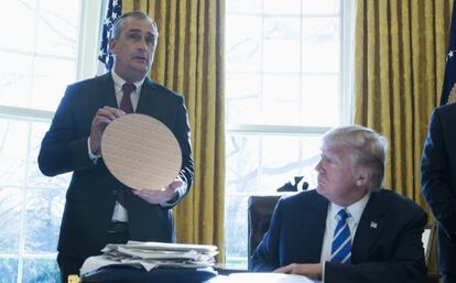 El consejero delegado de Intel, Brian Krzanich, se re&uacute;ne con el presidente de EE UU, Donald Trump en la Casa Blanca.