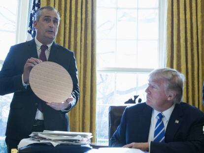 El consejero delegado de Intel, Brian Krzanich, se re&uacute;ne con el presidente de EE UU, Donald Trump en la Casa Blanca.