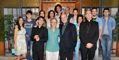 Los actores de la serie 'He visto un ángel', junto a Colomo, su director.