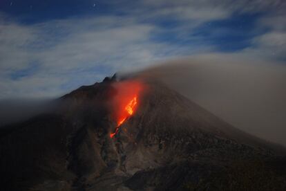 La lava fundida avanza durante una erupción el 8 de octubre pasado. Según las autoridades indonesias, no se han registrado heridos ni muertos.