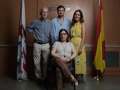 Cuatro afiliados del PP, en la sede del partido en el distrito de Salamanca (Madrid).