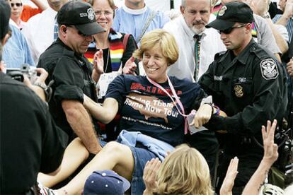 Unos agentes trasladan en volandas a Cindy Sheehan tras negarse a obedecer las órdenes de la policía.