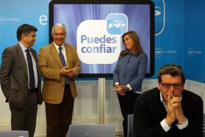 El presidente del PP en Andalucía, Javier Arenas, y la vicesecretaria de Organización, Ana Mato, con cargos provinciales de Cádiz en enero de este año.