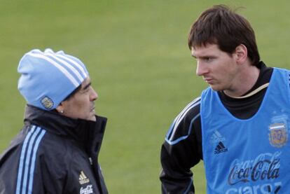 Maradona y Messi durante un entrenamiento con Argentina.