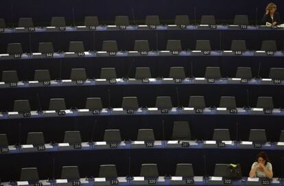 El hemiciclo del Paralamento Europeo, en Estrasburgo, casi vac&iacute;o durante una comisi&oacute;n de investigaci&oacute;n. 