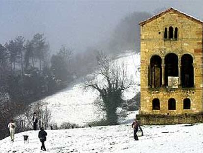 La iglesia prerrománica de Santa María del Naranco, en Asturias, cubierta ayer por un manto de nieve.